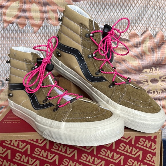 Vans WMNS Sk8-Hi Echo Dx
(Hairy Suede) Butternut/T
VNOA7Q50B75
Sneakers - Picture 5 of 16